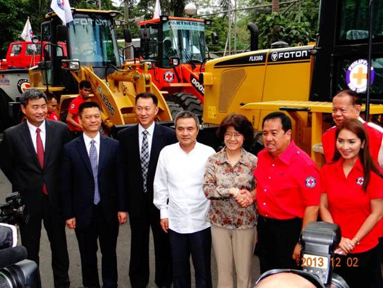 中技公司组织中资企业向菲灾区捐赠三台挖掘机